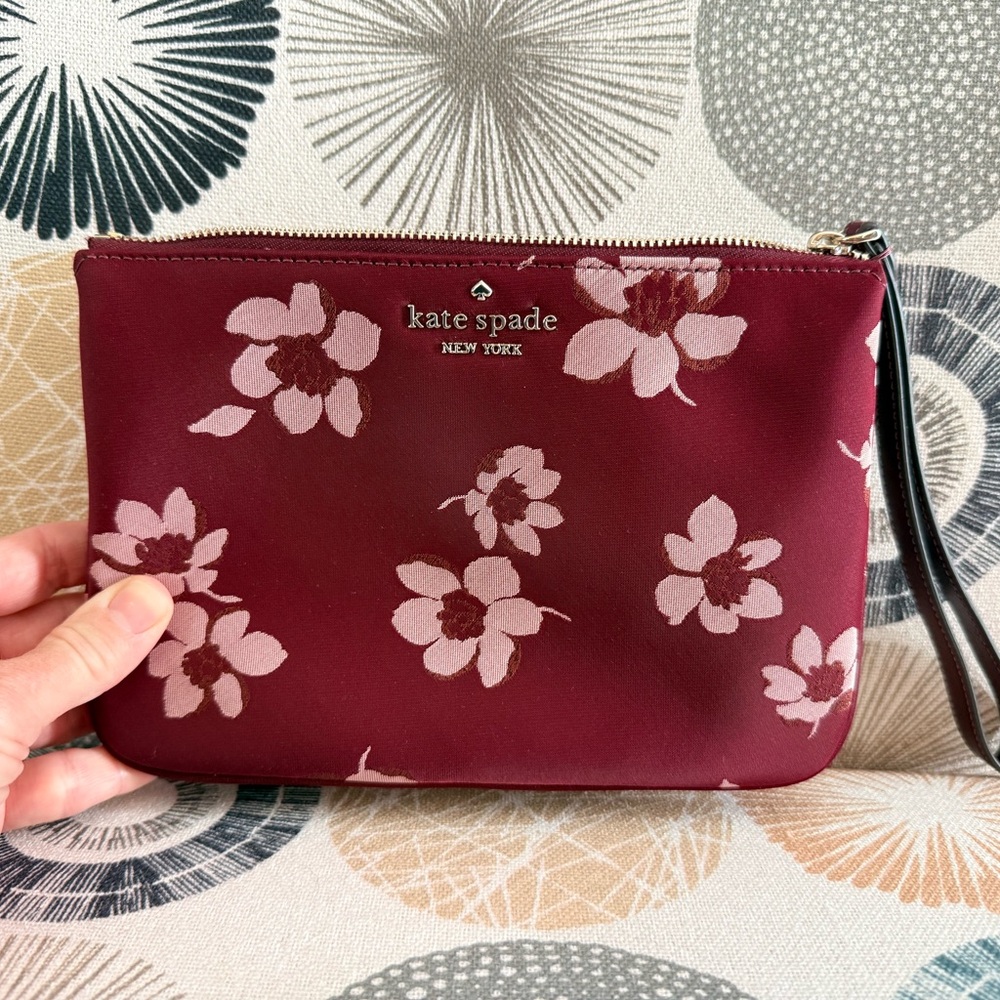 ♠️Kate Spade Burgundy Floral Wristlet Clutch Excellent Condition - Picture 5 of 7